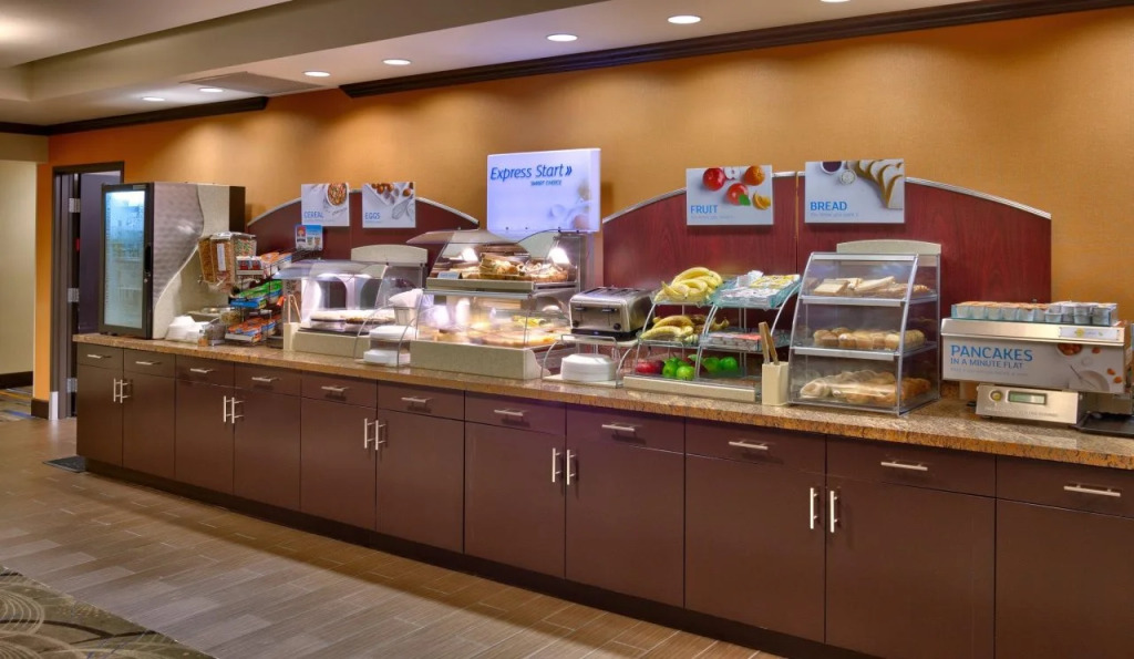 Holiday Inn Express & Suites Overland Park by IHG
