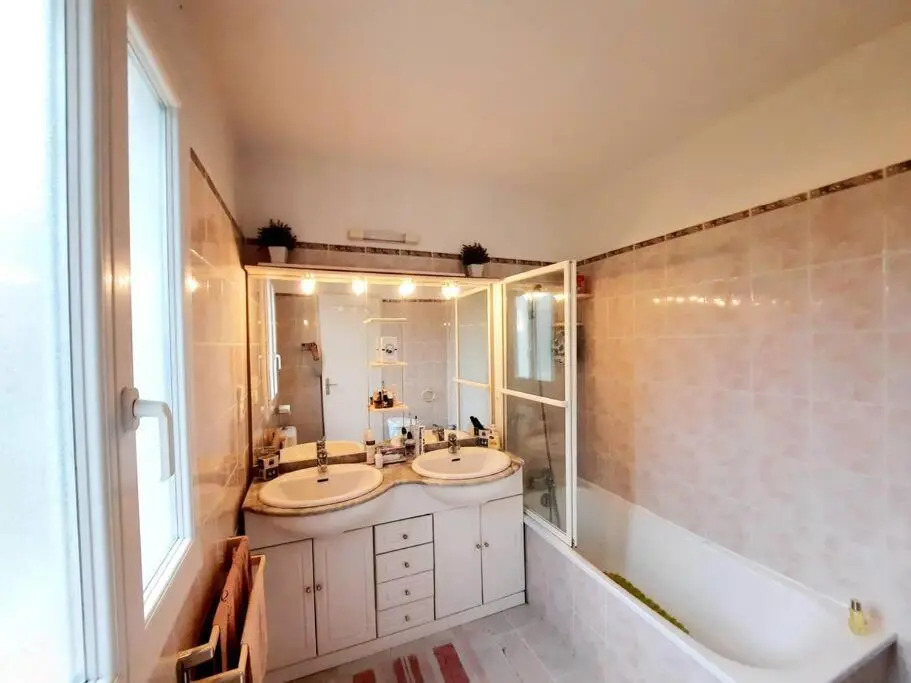 Villa 130m2, near St-Tropez, direct beach access