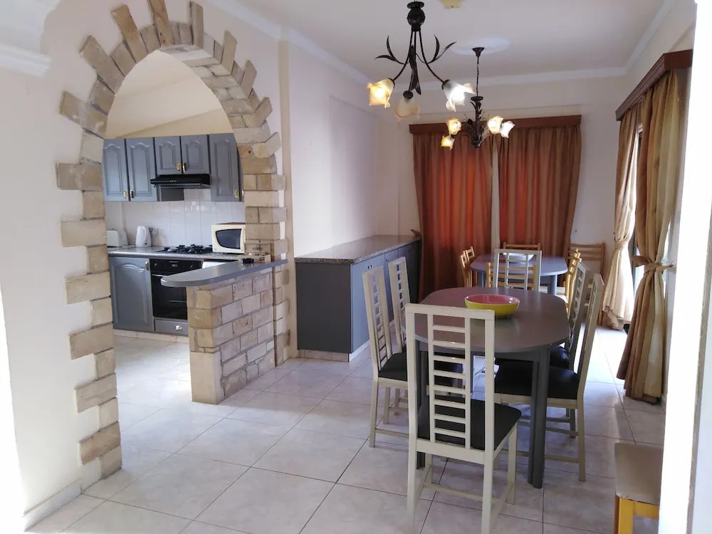 Huge ! Lovely! Private! Villa in The Heart Of Coral Bay! Car Not Essential !