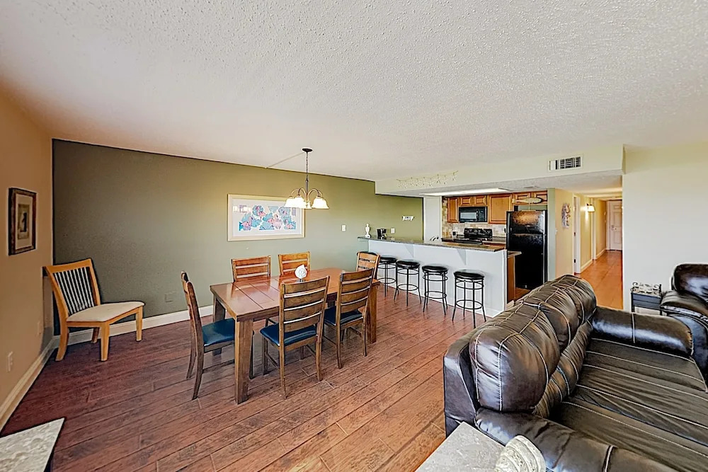 New Listing! Walkable Beachside W/ Pool 3 Bedroom Condo