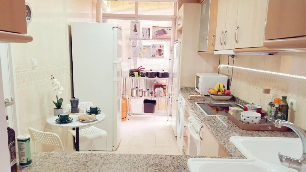 Central Apartment in Valencia with WIFI + Parking.