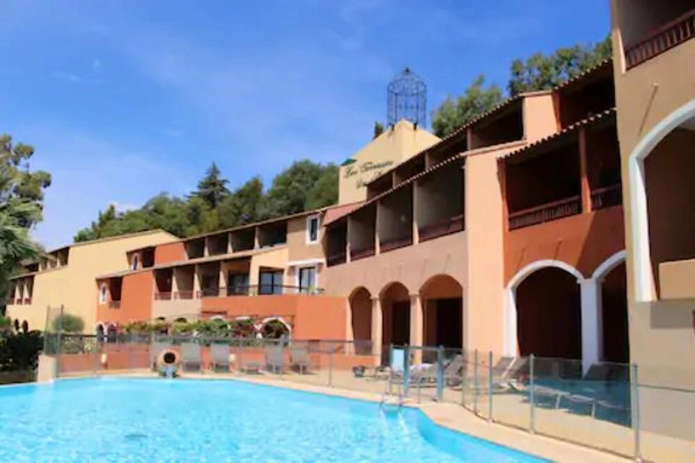 Studio in Bormes-les-mimosas, With Wonderful sea View, Shared Pool and Enclosed Garden