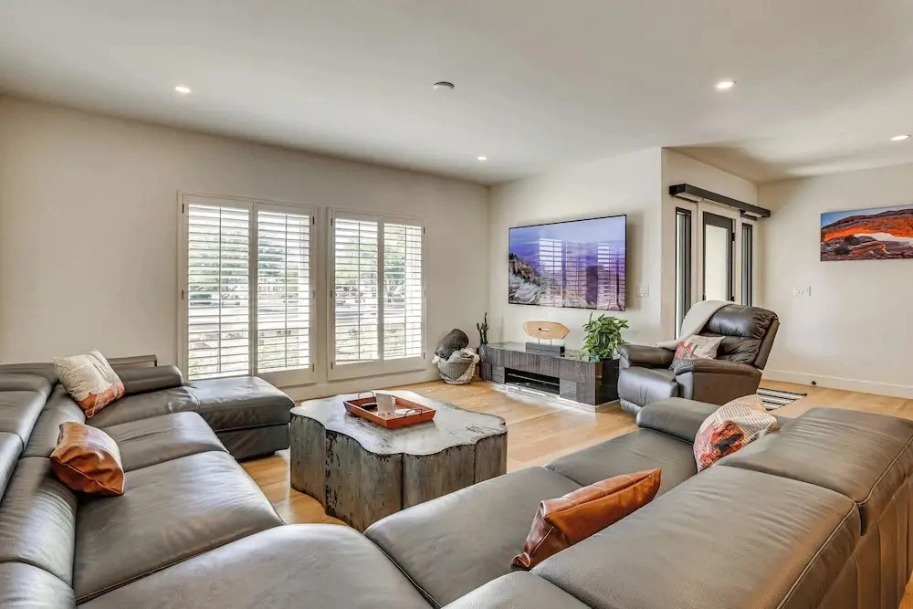 Sports Court + Hot Tub: Luxe Scottsdale Retreat