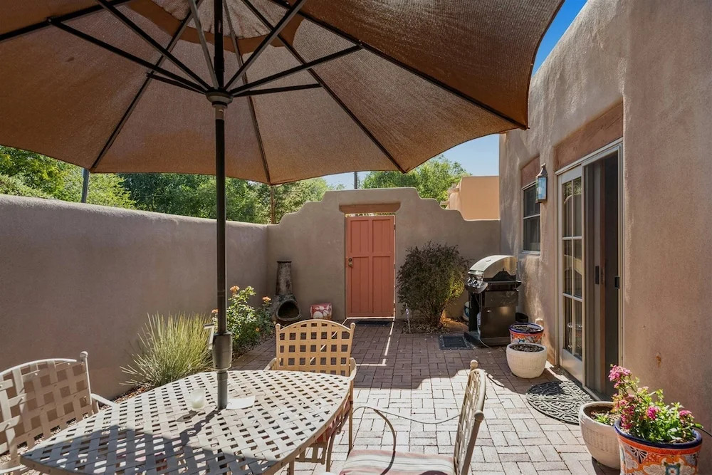 Kiva - Stunning & Lovely With Kiva Fireplace, Walk to the Plaza and the Railyard