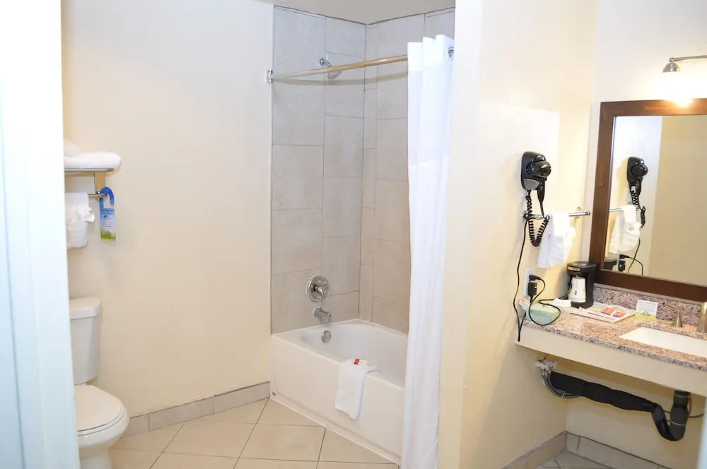 Evergreen Hotel & Suites