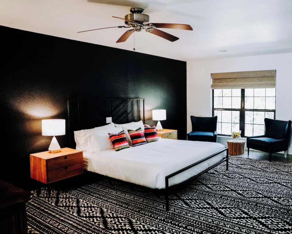Wimberley Inn & bar