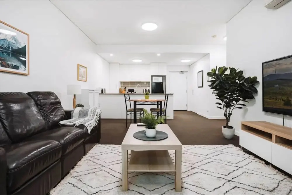 Comfy 1-bed With Spacious Courtyard & Parking