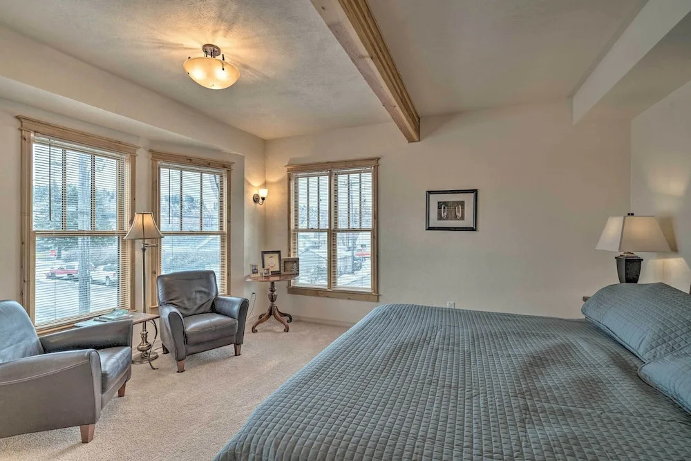 Updated Townhome w/ Hot Tub - Walk to Downtown!