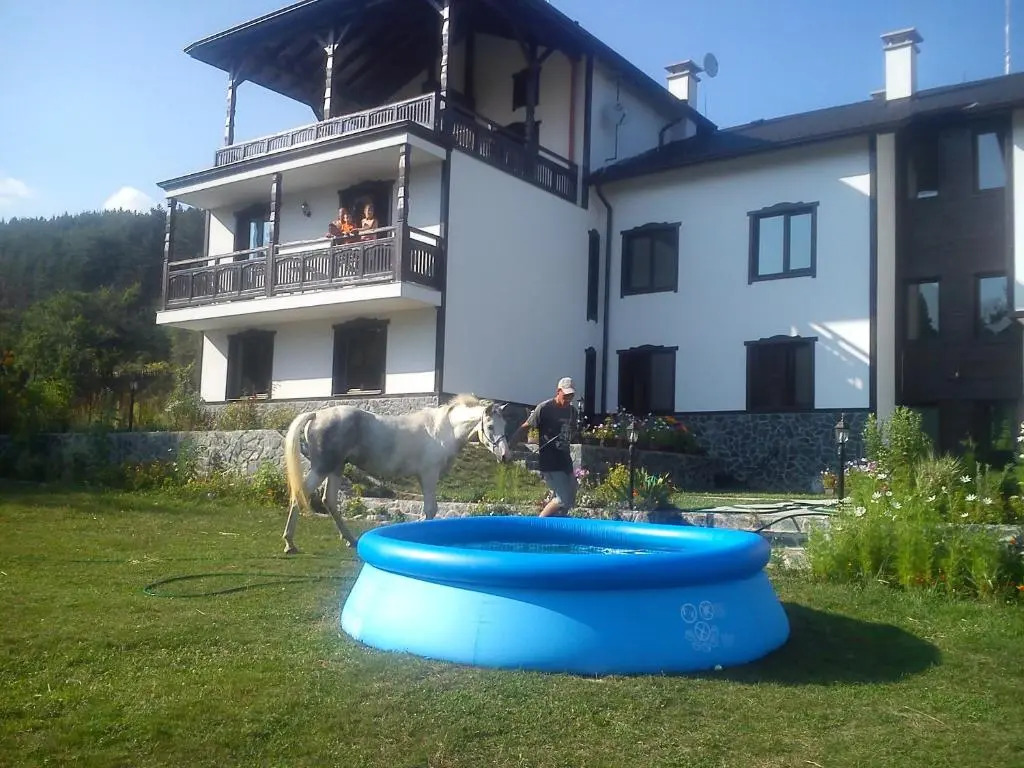 Rusaliite Adventure House