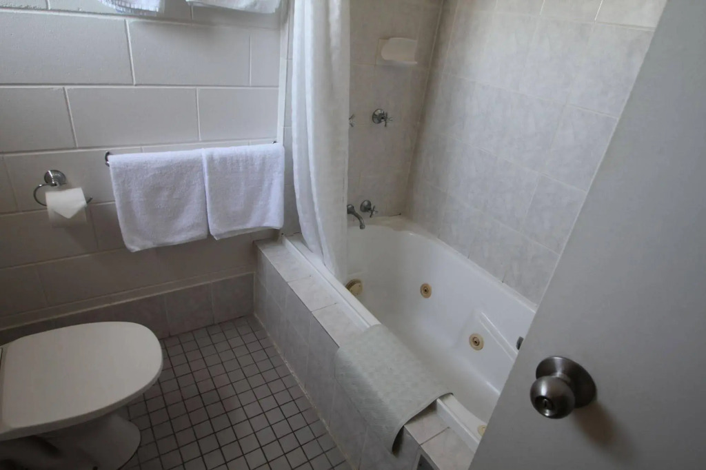Colonial Rose Motel