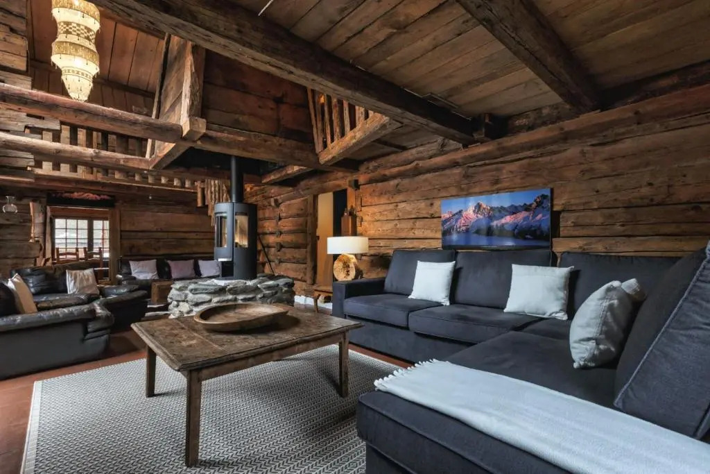 4BR Traditional Chalet BBQ + Fireplace + View