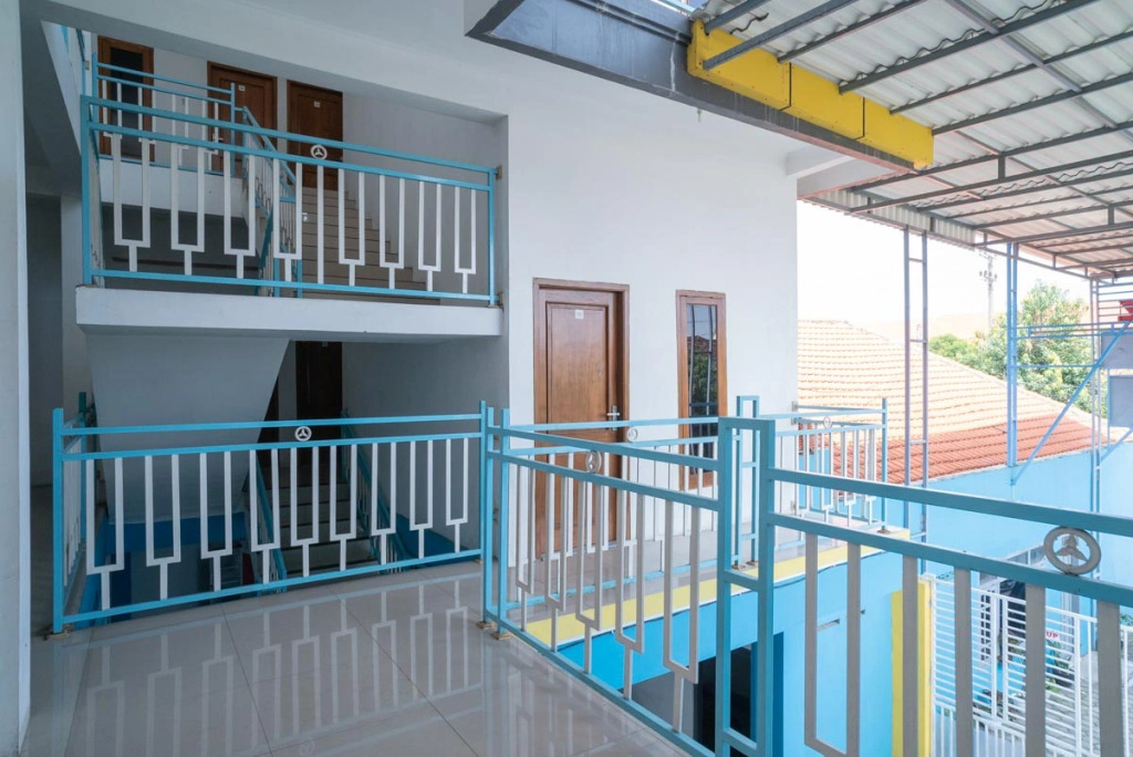 RedDoorz near RS Mitra Keluarga Waru