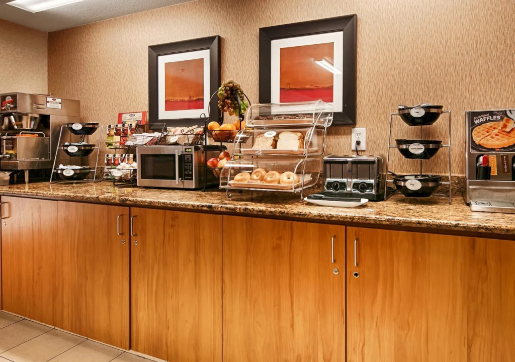 Best Western Plus Gateway Inn & Suites - Aurora