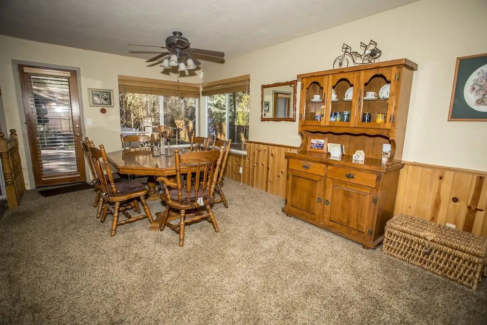 Majestic Pines - 3 Br home by RedAwning