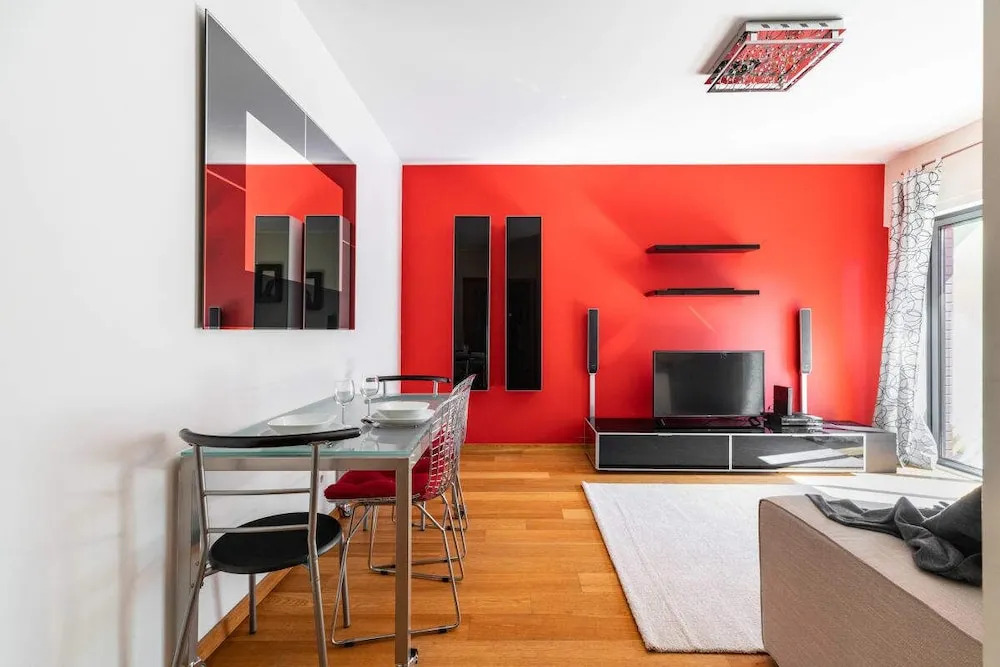 Relax 1bdr Apt by the River W/balcony & Parking!