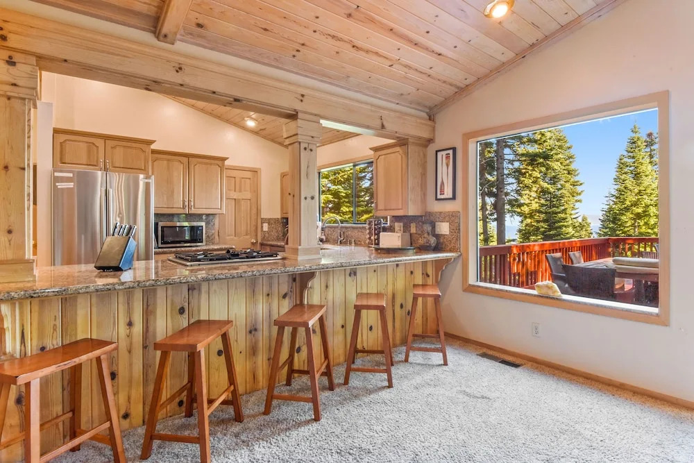 Lakeview Pine Haven: Hot Tub, Near Skiing & Beach 5 Bedroom Home