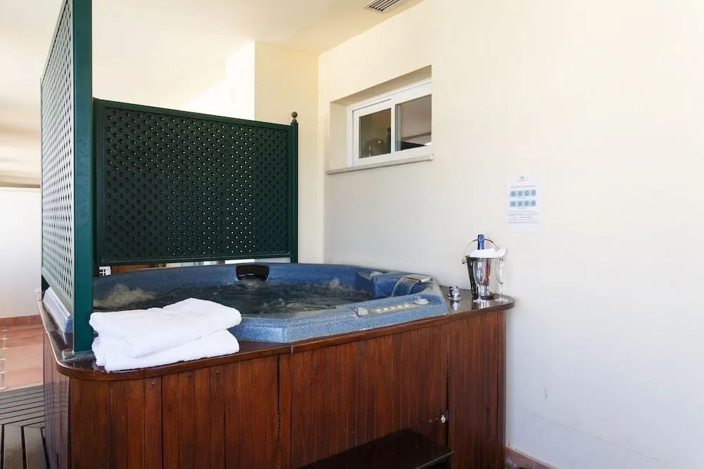Apartamentos Guadalpin Suites