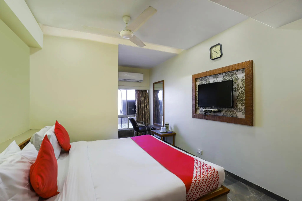 OYO 70882 Hotel Royal Retreat