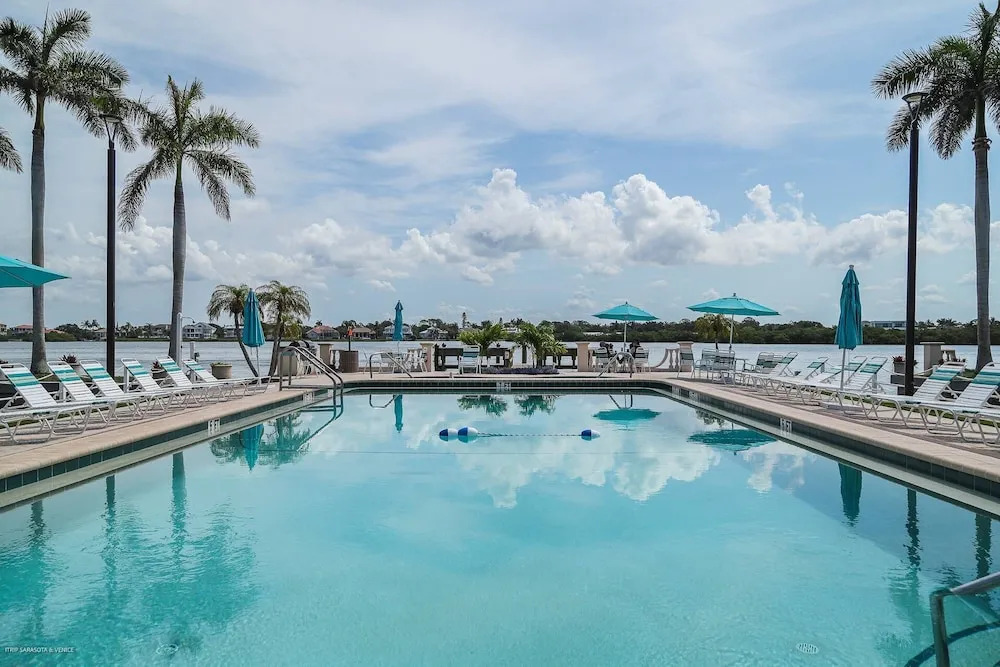 Palm Bay Club 8th Floor On Complex Private Beach
