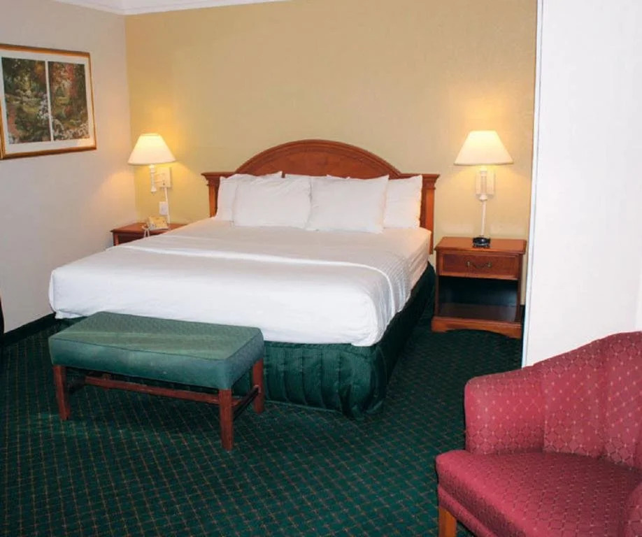 科文頓拉昆塔套房酒店(The Chateau Hotel Covington)