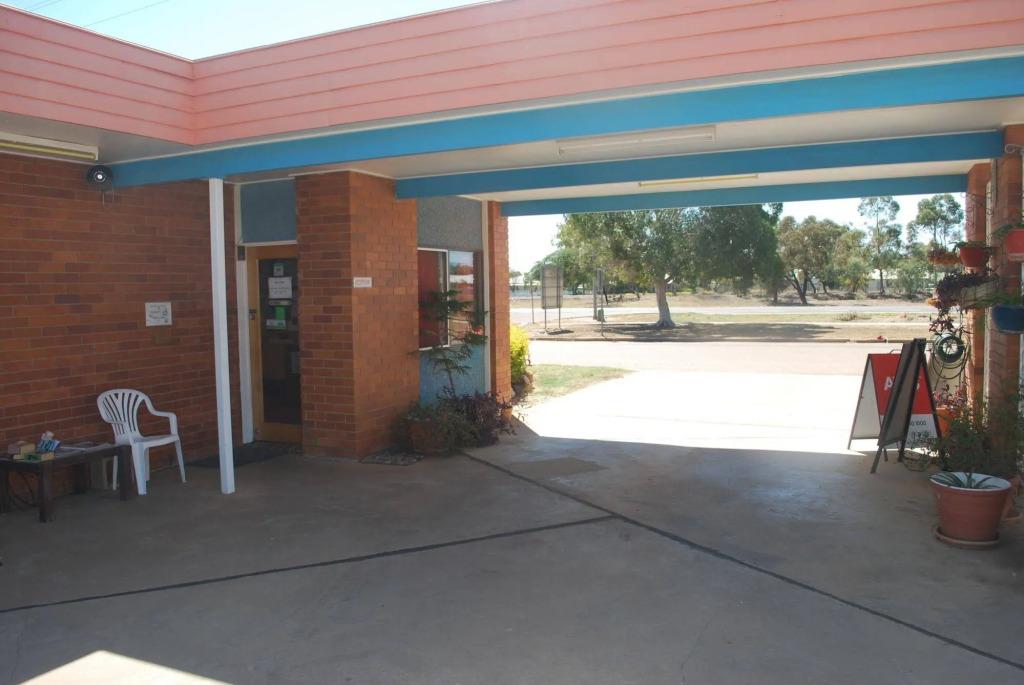 Abajaz Motor Inn - Pool and short walk to Town