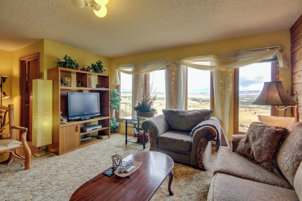 Yellowstone Country Retreat: Stunning Views!