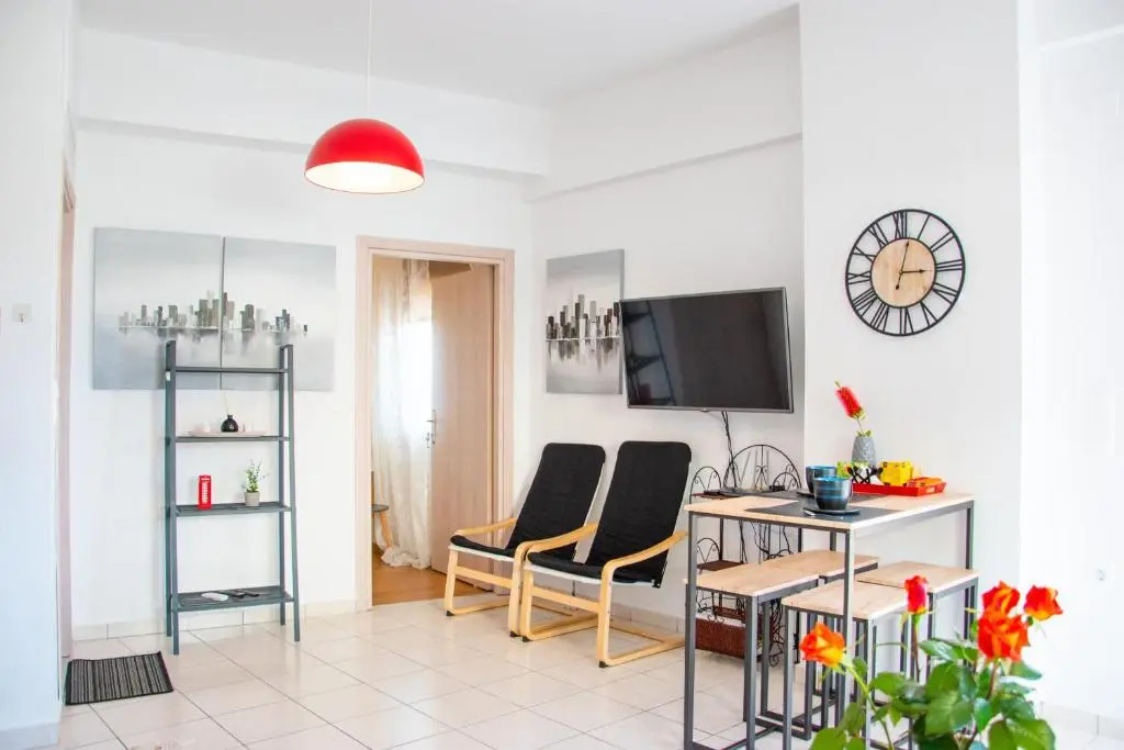 Beautiful, Brand New Apartment with Courtyard.