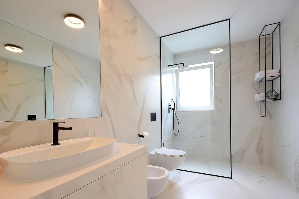 Stylish Apartment 100m from the Beach