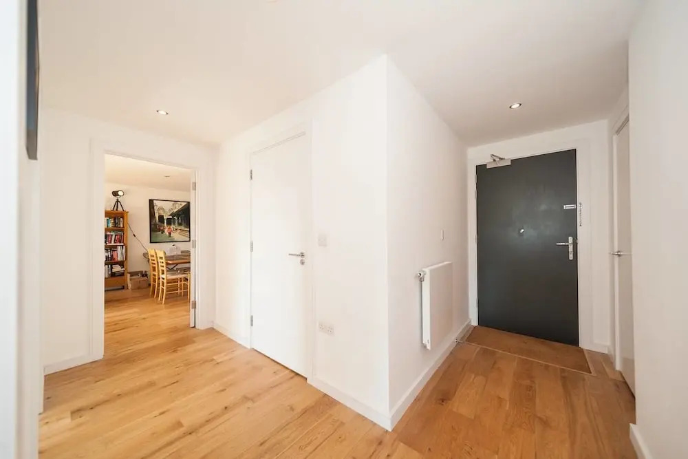 Modern Home W/balcony + Parking! 4 Guests