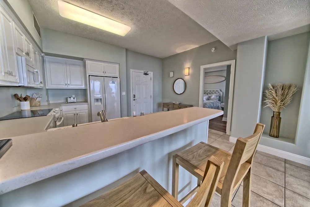 Spectacular Gulf front Condo with Beach and Picnic Area Access - Unit 1406 by RedAwning