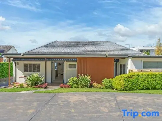 Spacious 4BR Riverfront Getaway in Taren Point