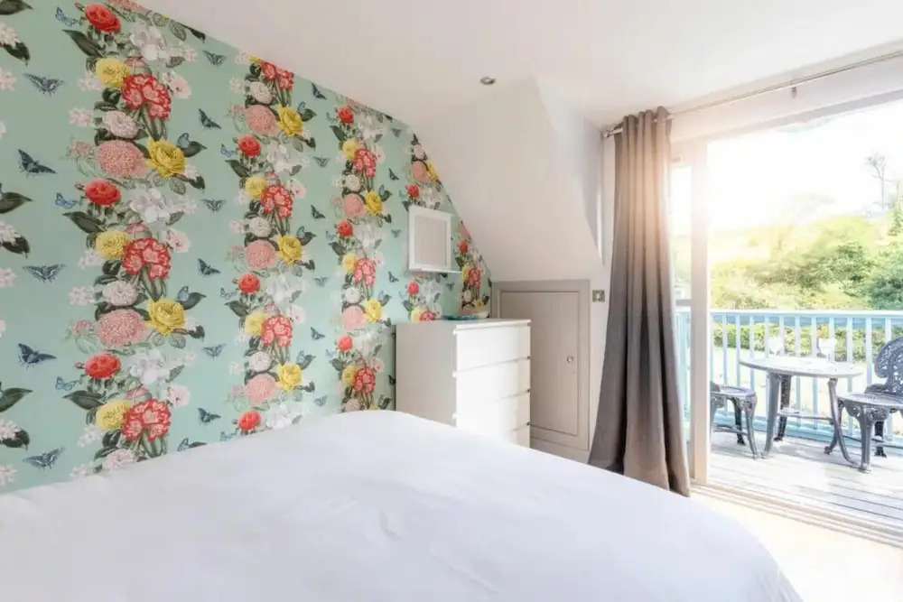 2 Bedrooms, Overlooking Little Petherick Creek
