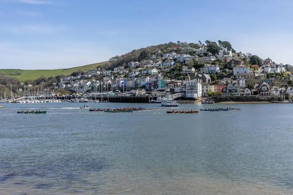 2 De Courcey House - Architect designed luxury apartment with parking, central Dartmouth