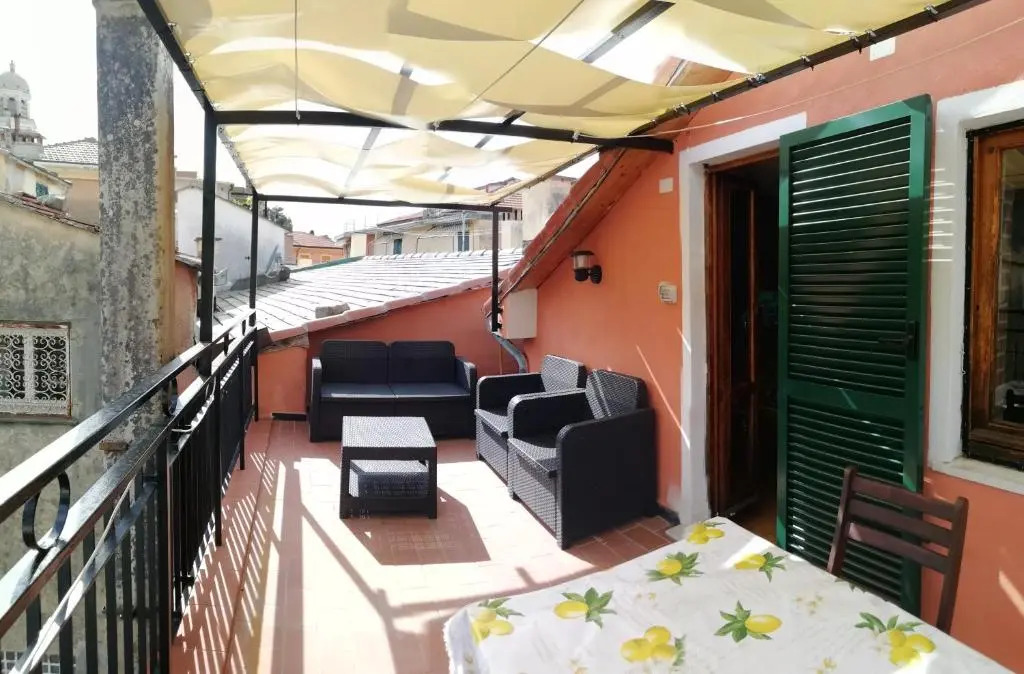 DELIZIOSO ATTICO CON AMPIO TERRAZZO e GARAGE A DUE PASSI DAL MARE e DALLE CINQUETERRE LT-0485