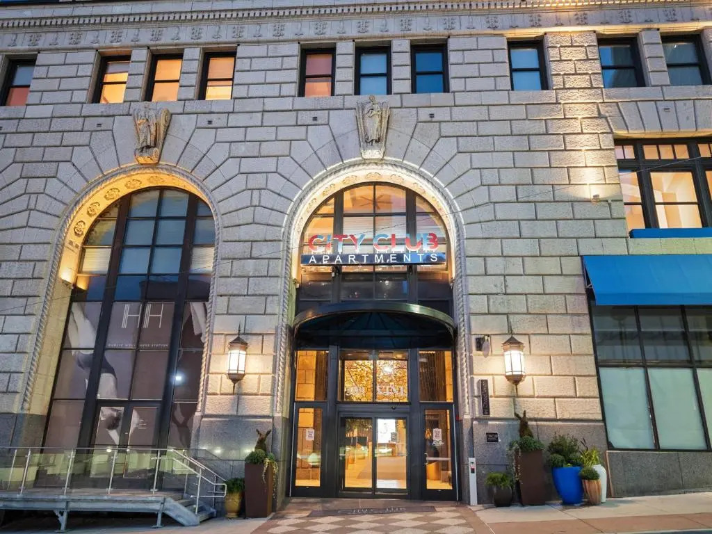 Lavish Downtown Condo with Rooftop Lounge 337