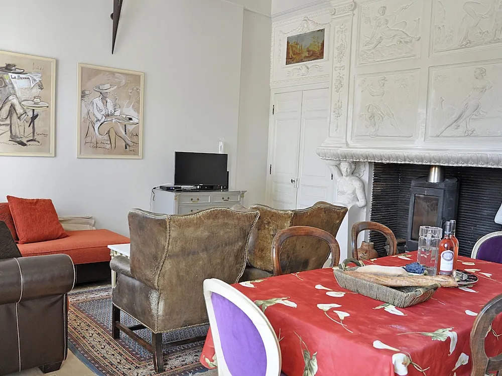 Apartment in an Original Castle With Garden in Jonquières