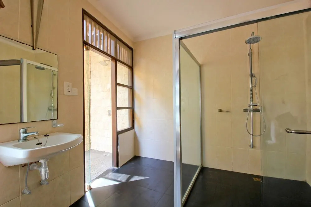 Villa Mimpi - Spacious Luxury 1BR Villa with Pool, 350m from the Beach
