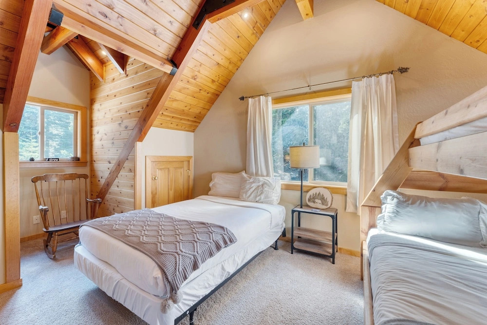 Ember by Avantstay Majestic Entertainers Home w/ Pine Tree Views & Close to Meek's Bay