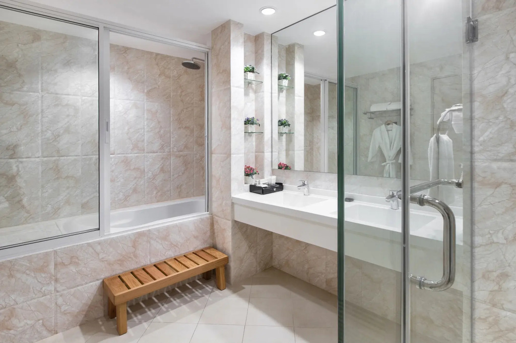 Golden Prince Hotel & Suites