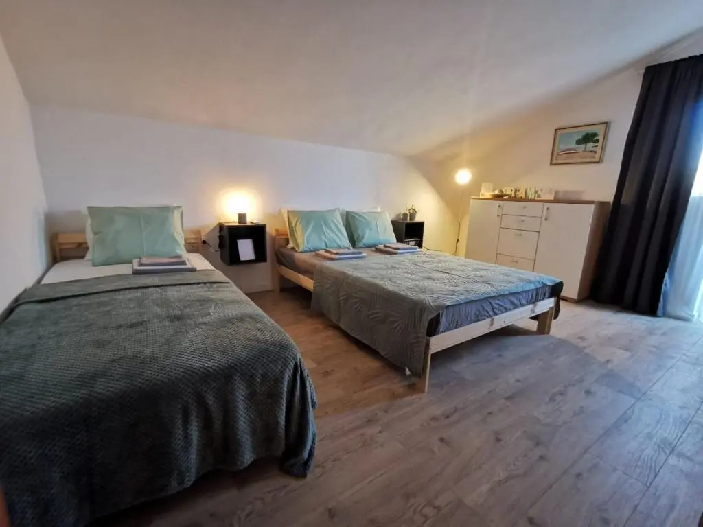 Centrally located 3 Bedroom Holiday House OLive with private garden