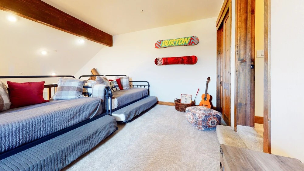 Snowcreek VI The Lodges 1127 3 Suites, Spacious with Mountain Views, Private Garage and Washer Dryer by RedAwning