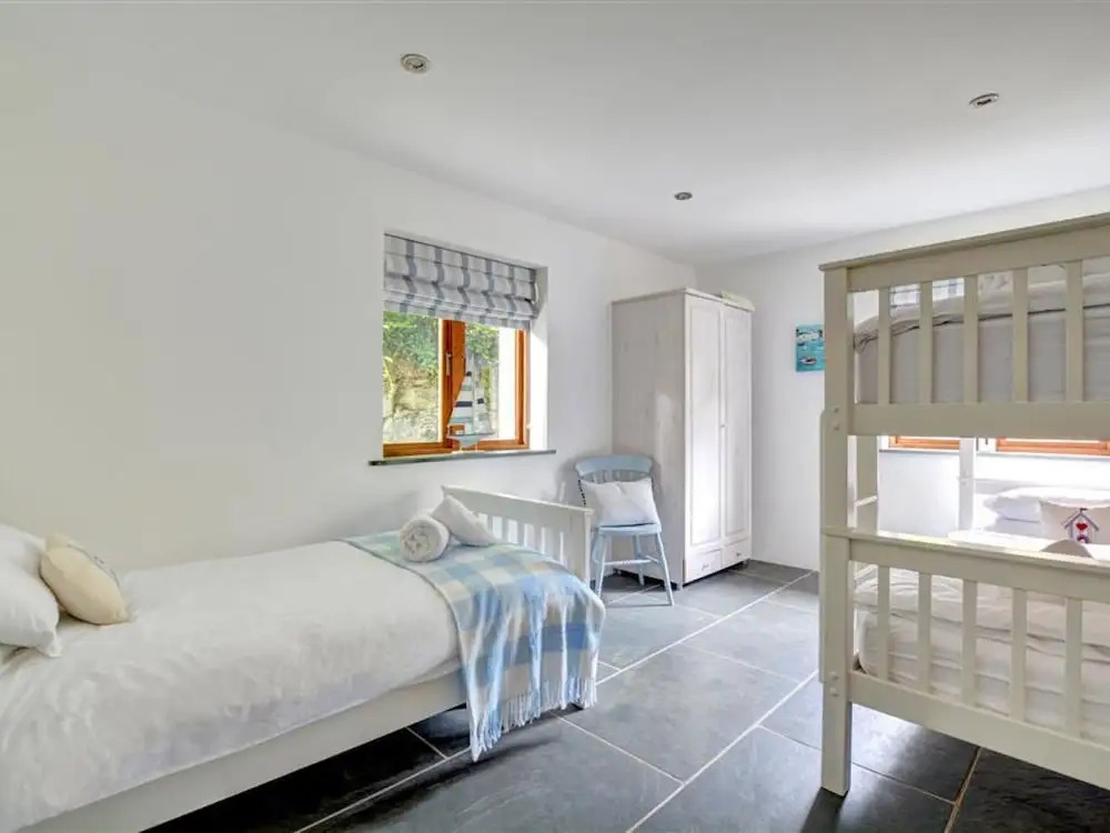 Bright Holiday Home in Saint Kew With Fireplace