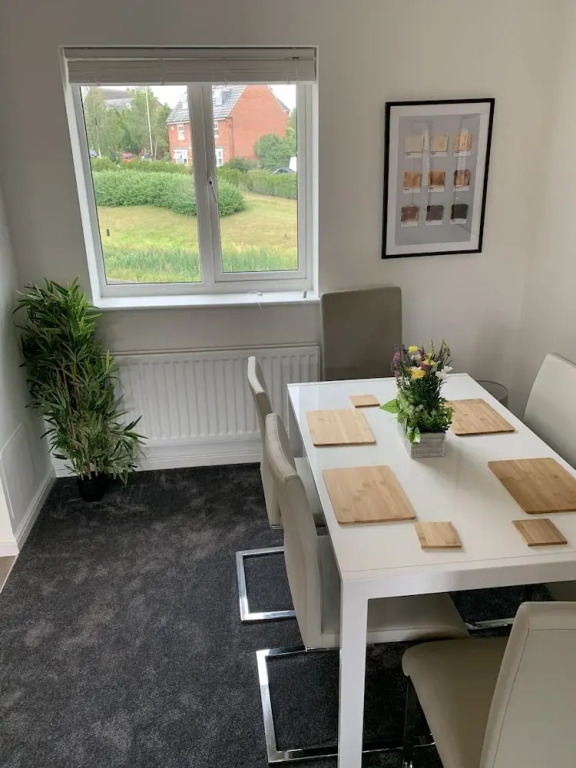 The coach house views netflix sleeps 5