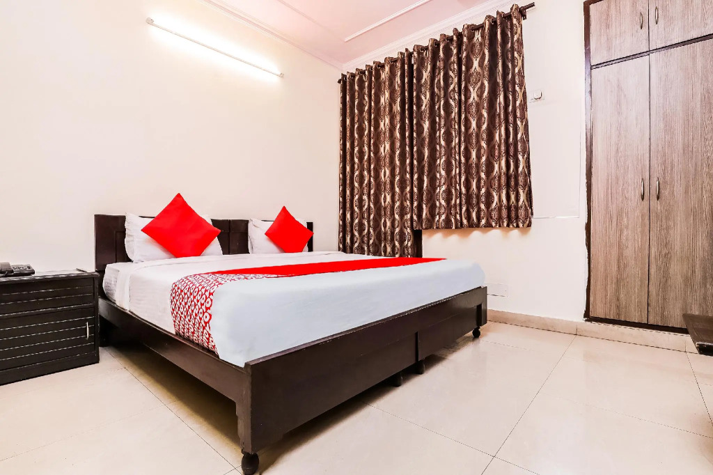 OYO 28126 Charanpahari Hotel