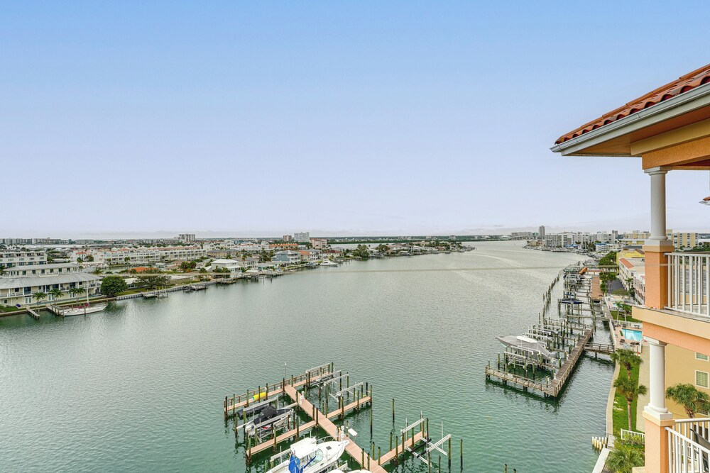 8th Floor Penthouse, Walk to Clearwater Beach