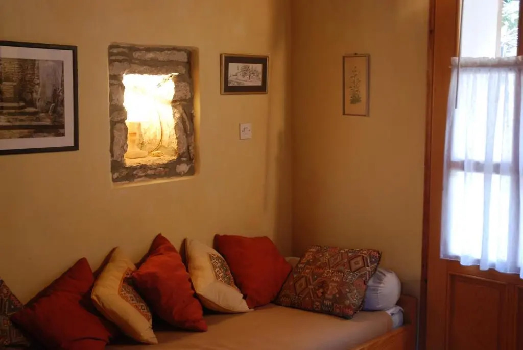 Kamene Priče rooms, music and food