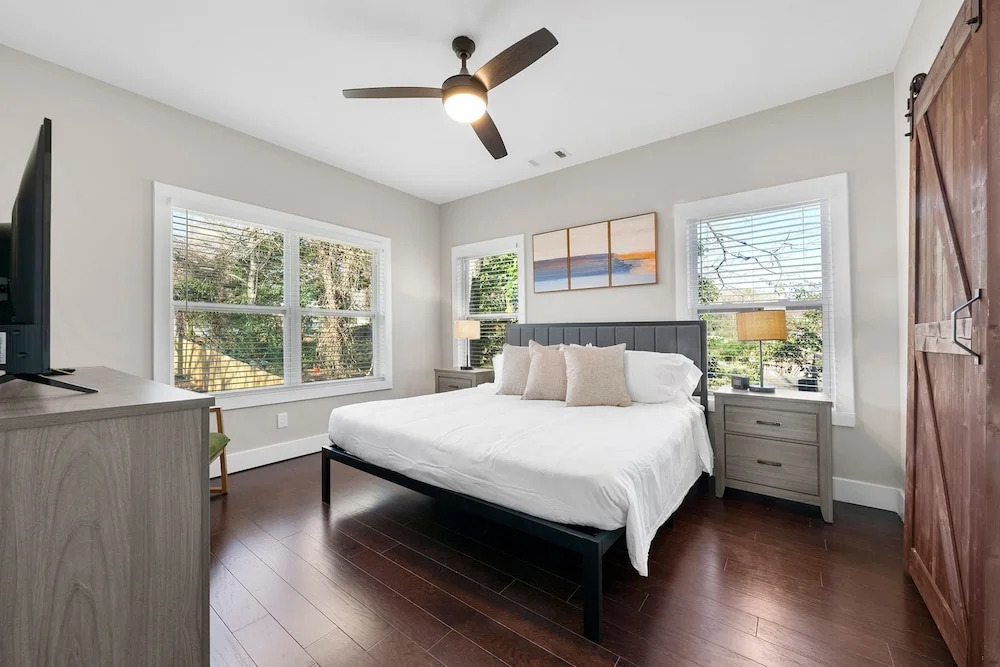 New Luxury Family Friendly Home Centrally Located