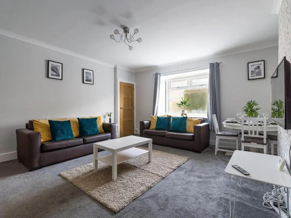 Chestnut House - Sleeps 4 - Pet friendly - Parking