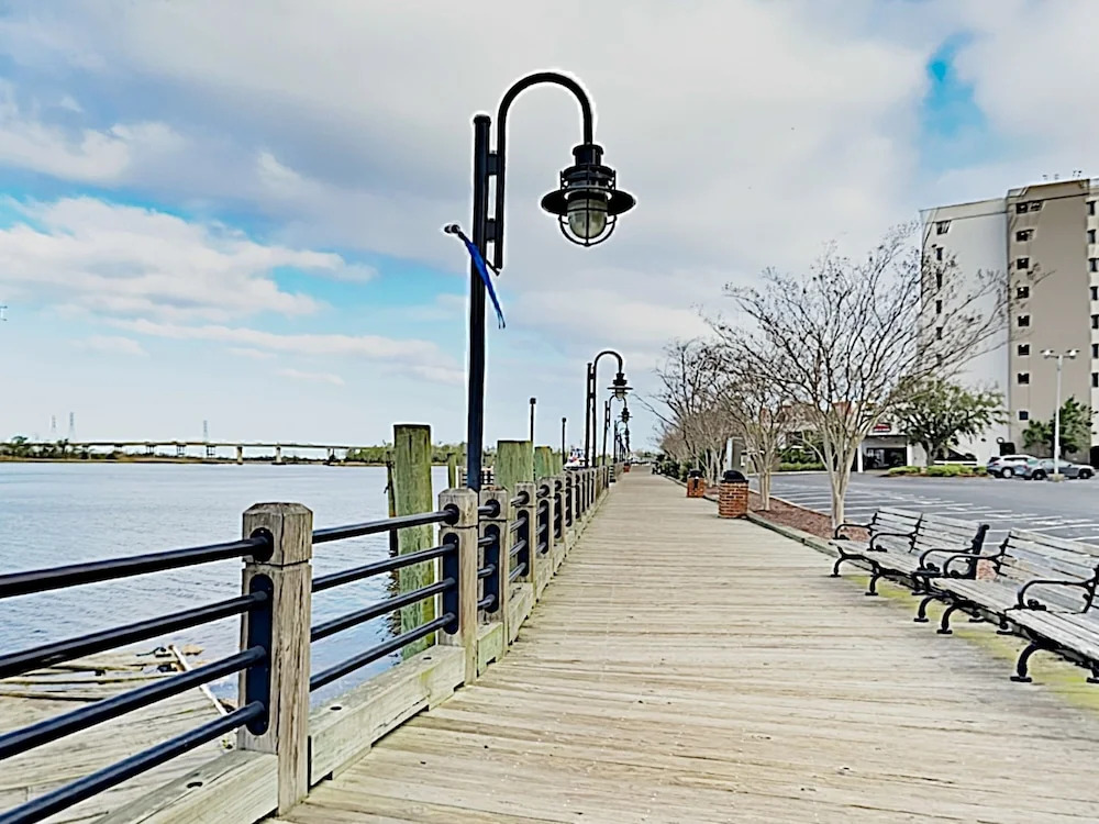 New Listing! 9th-floor River-view W/ Balcony 1 Bedroom Condo