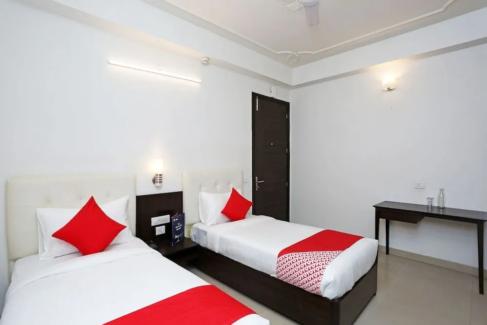 OYO 18931 Flagship Azad Square Medanta